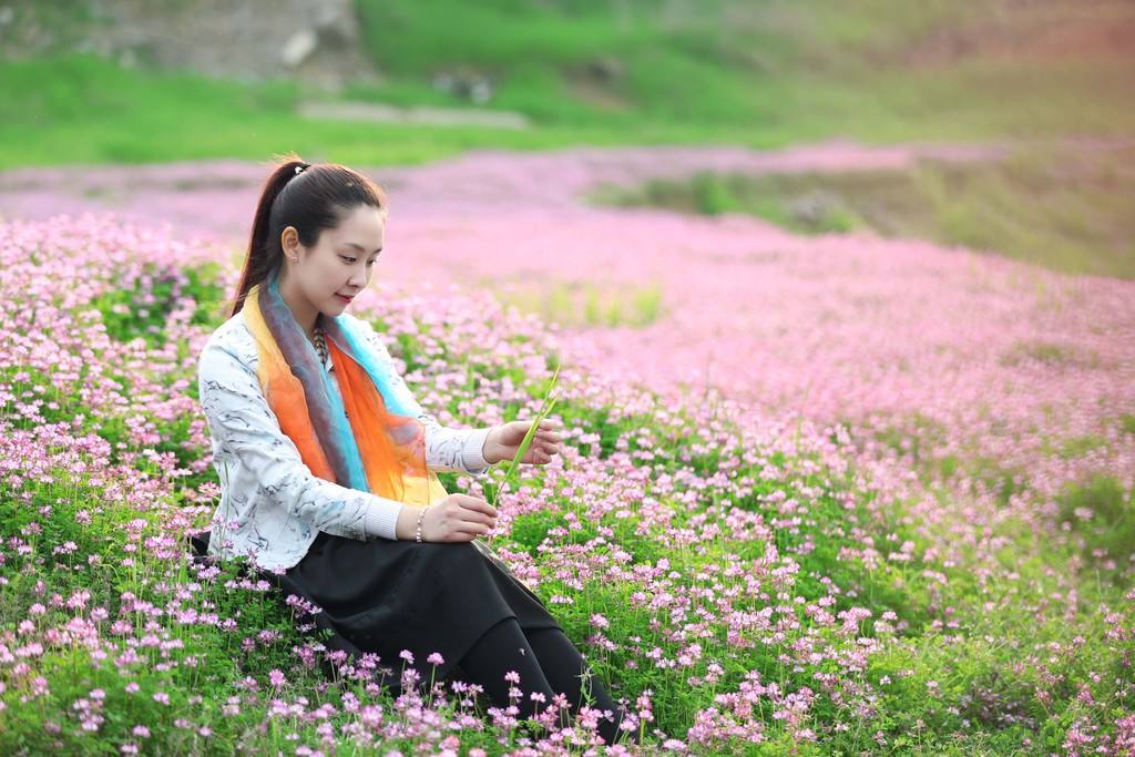 许纯探秘伦敦舒适美学，演绎红豆舒适男装